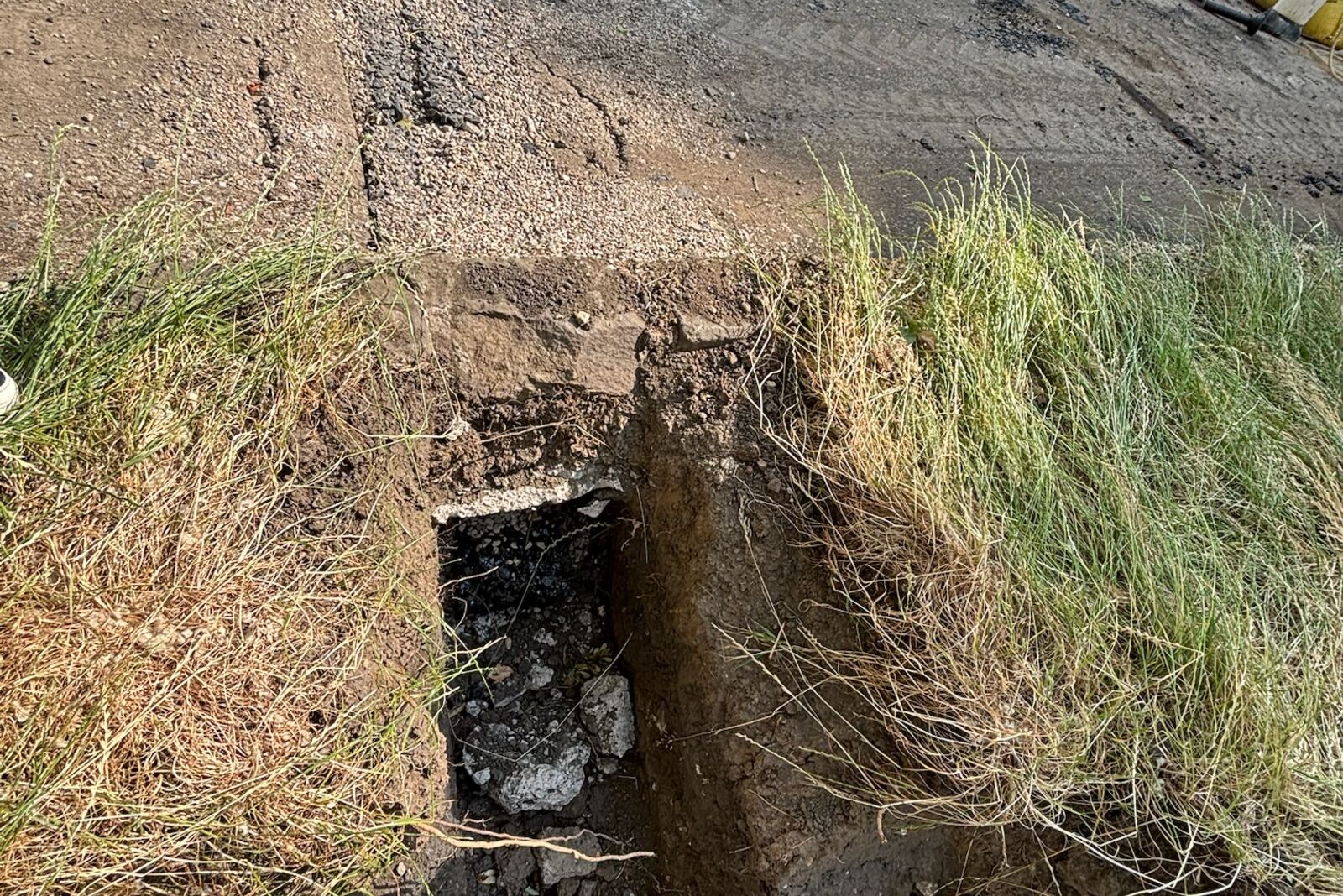 Excavating the outfall route down the embankment beside the resurfaced path
