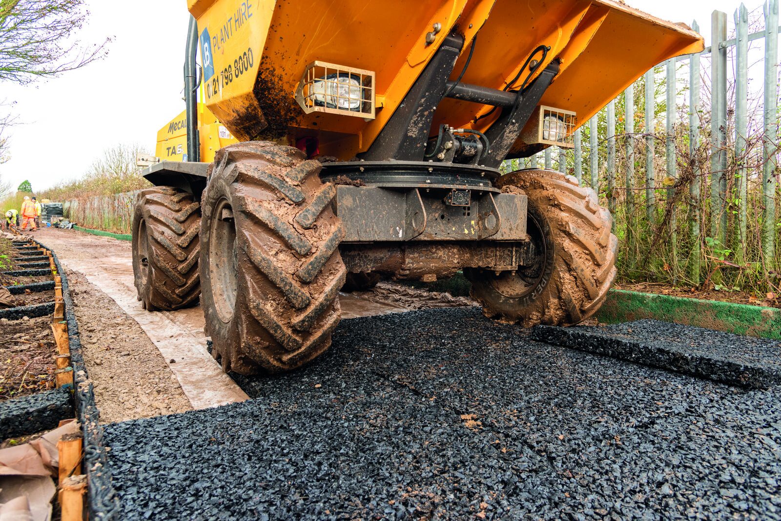 Drainageplatten entlang des Radwegs in Milton Keynes