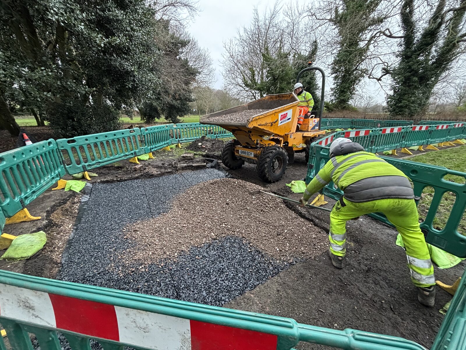 Gros plan sur l'installation d'un tapis de drainage à Newsham Park