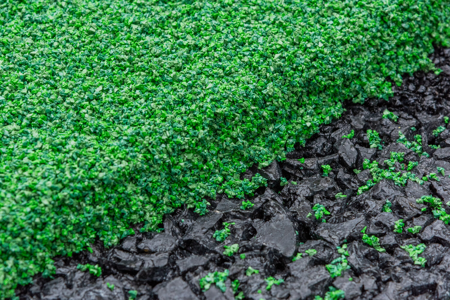 Gros plan du revêtement Rosehill TPV® vert appliqué sur la base SBR