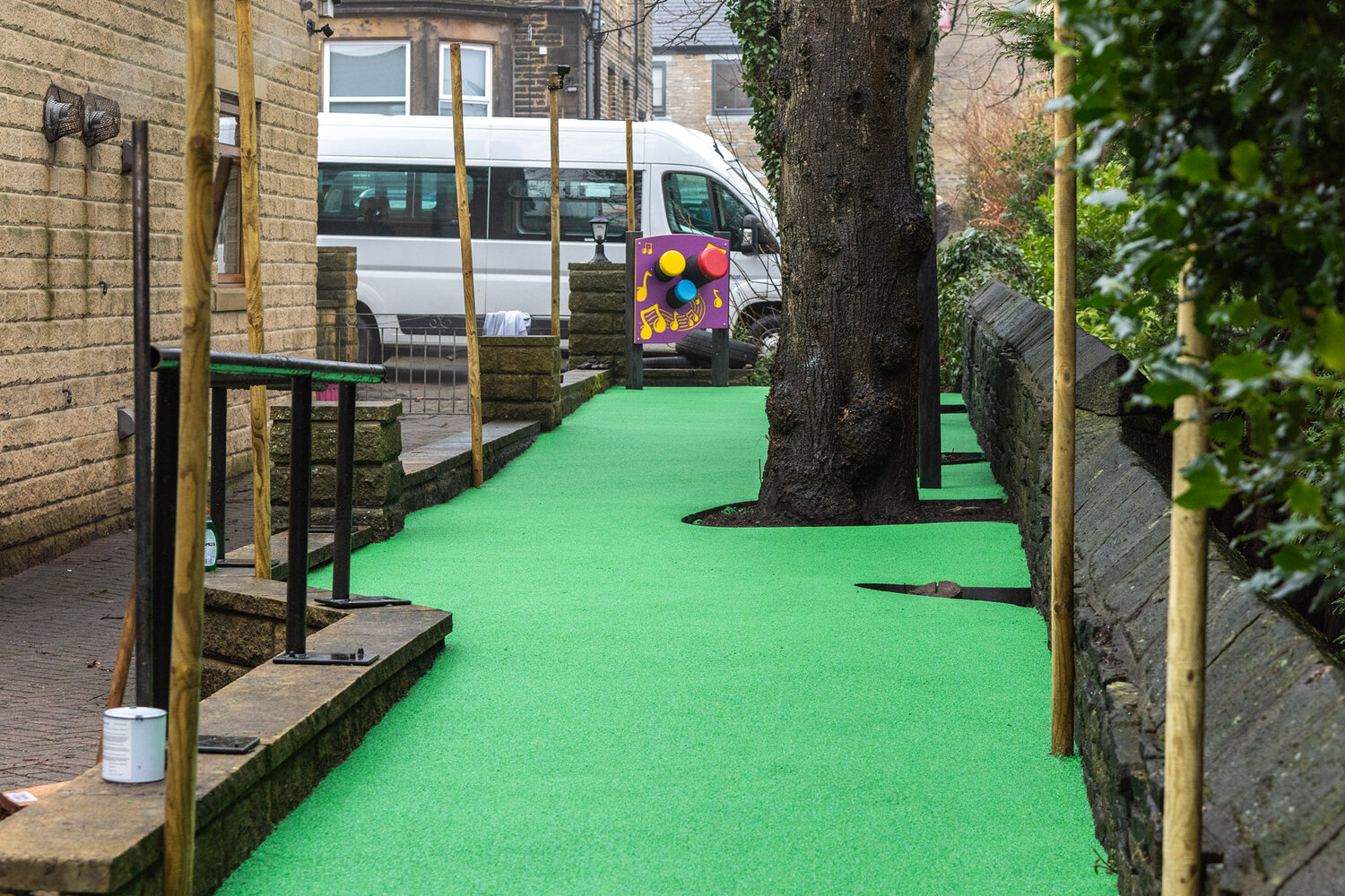 Jardin commémoratif terminé avec surface TPV vert éclatant et panneaux sensoriels